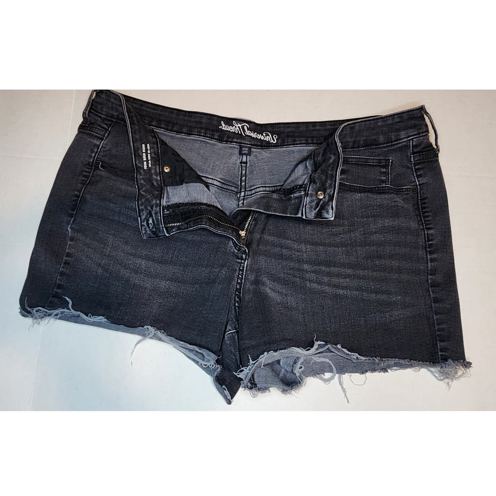 Universal Thread Black Wash Frayed Hem High Rise Midi Jean Shorts Size 16/33
